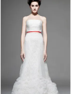 Abito da Sposa con scollo diritto interamente di Pizzo con cintura rossa